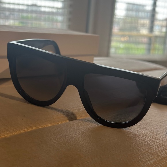 Celine Shadow - Picture 2 of 8